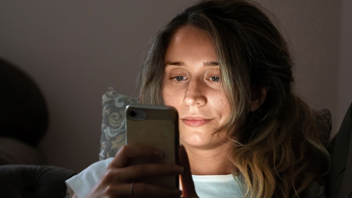 Psicólogos alertam que buscar informações sobre o ex cria um ciclo difícil de quebrar e pode intensificar sentimentos de rejeição.