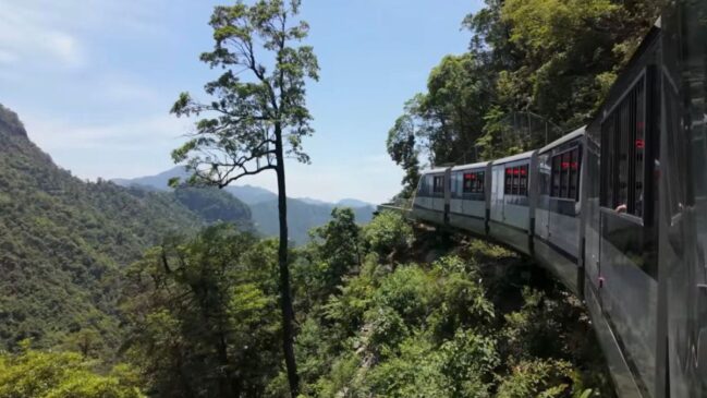 O monotrilho elétrico do Monte Dajue é um triunfo técnico que custou bilhões de iuanes e anos de planejamento