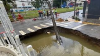 Cratera em avenida mobiliza equipes de manutenção em São Vicente
