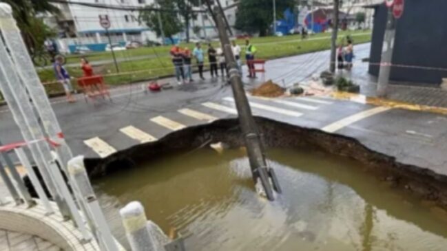 Cratera em avenida mobiliza equipes de manutenção em São Vicente