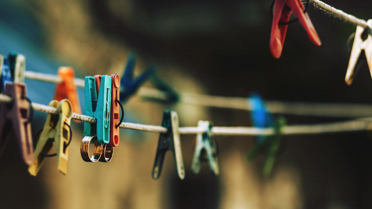 Apesar de tradicional no Brasil, varal externo pode ser trocado por outras opções com alguns truques simples