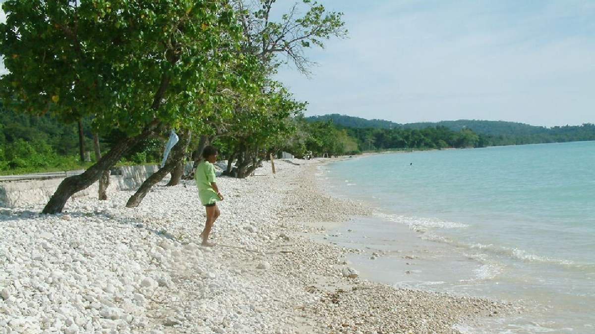 De acordo com orgão local, o JaBEEM, menos de 1% do litoral da nação está fora de propriedade privada
