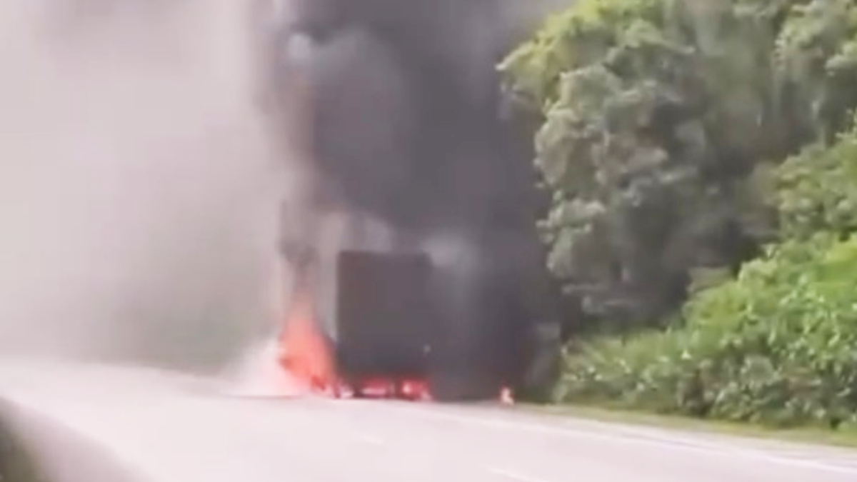 O fogo, que começou em um horário de fluxo intenso, comprometeu a fluidez da via