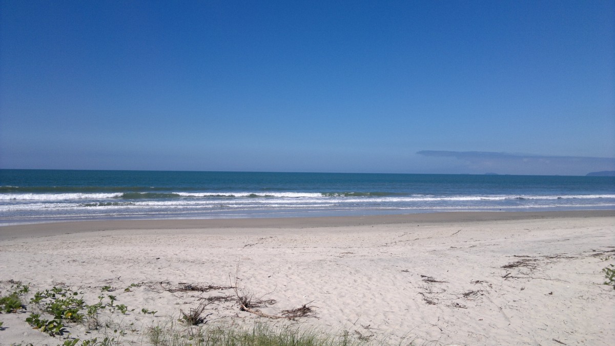 Itapoá encanta com praias extensas de areia clara e mar em tons de azul e verde / caetano051068/Wikimedia Commons