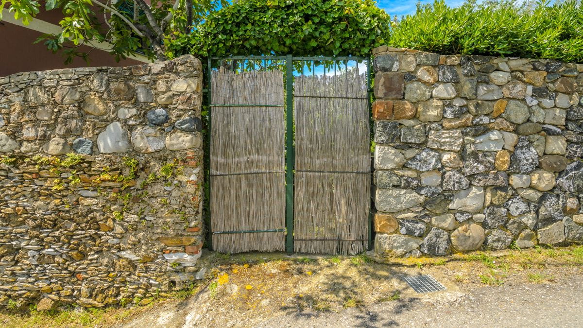 O imbróglio começou quando um morador decidiu que era muito mais prático atravessar o portão vizinho do que reformar o próprio acesso para sua cas