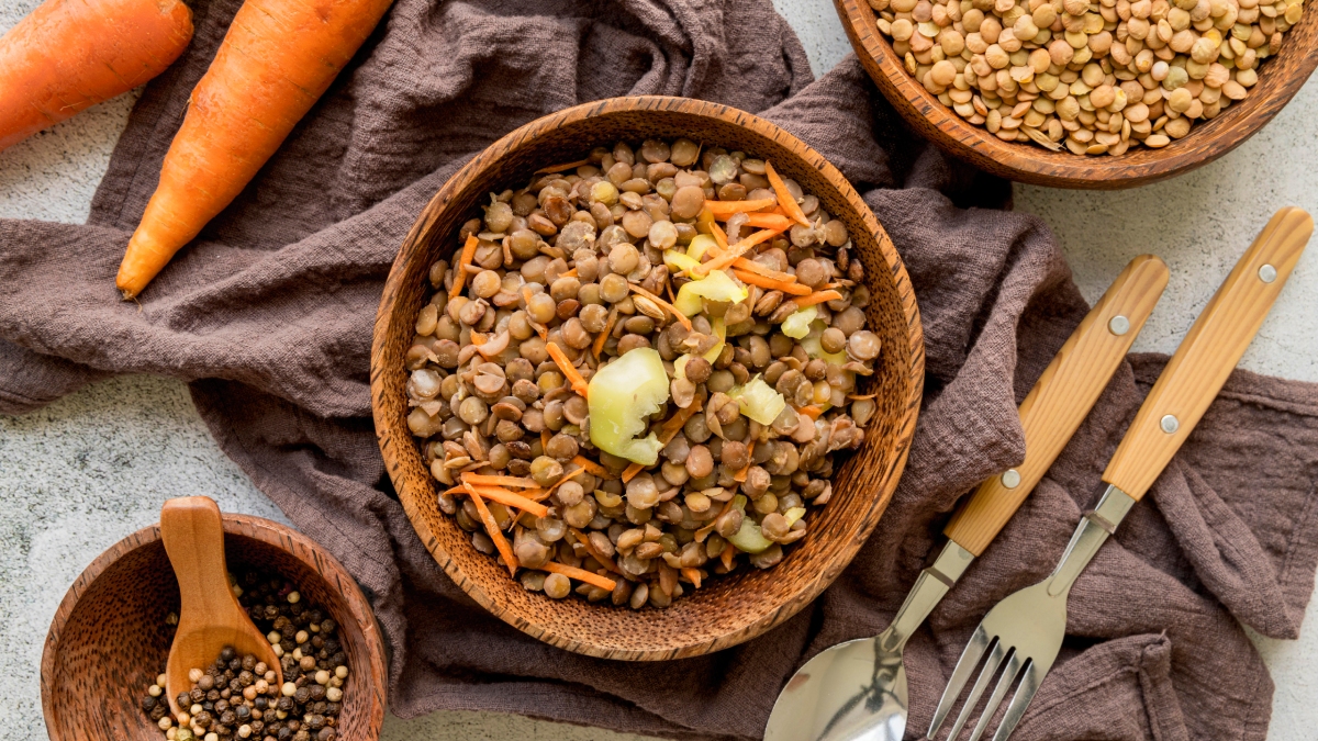 As lentilhas combinam proteína vegetal, ferro e fibras em um único alimento / Freepik