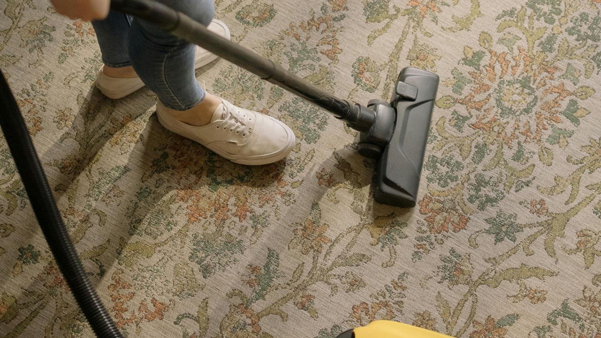 Faxina sem ventilação adequada favorece o acúmulo de substâncias nocivas no ambiente/Pexels