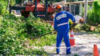 A instalação dos postes começou em 25 de maio de 2025 e foi retomada nesta segunda-feira (23)