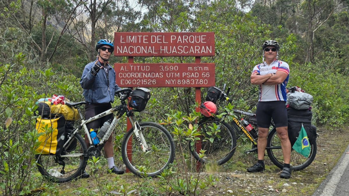 Mesmo em janeiro, a Cordilheira Blanca faz jus ao nome e mantém seus picos nevados. O objetivo da dupla era vivenciar um cenário de inverno rigoroso em pleno verão, cercados pelas montanhas mais altas e imponentes do território peruano/Marco Brandão