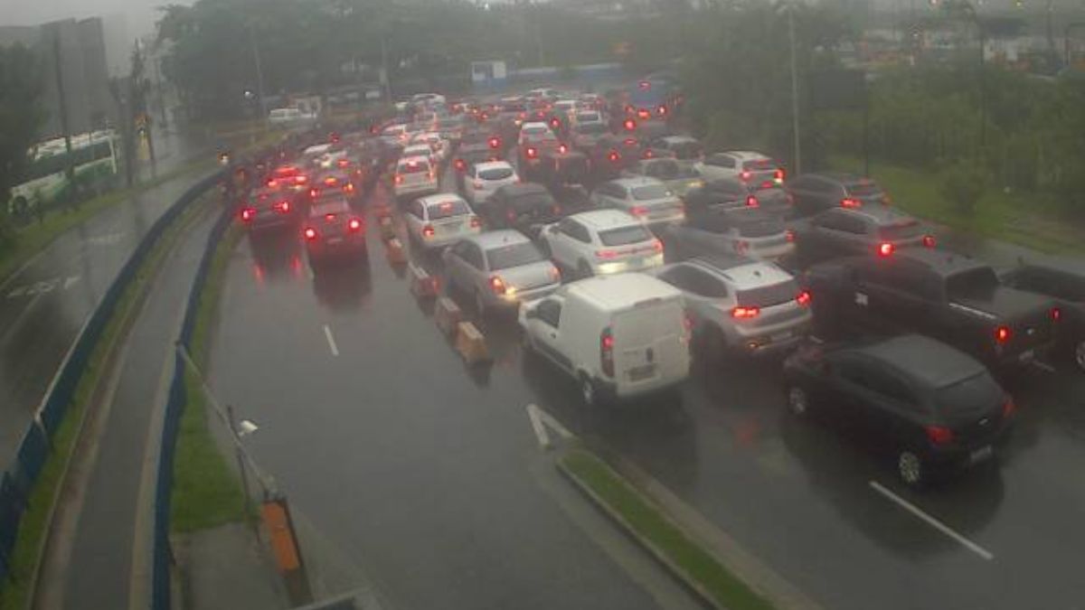 O tempo de espera na fila das balsas segue normal na manhã desta quinta-feira