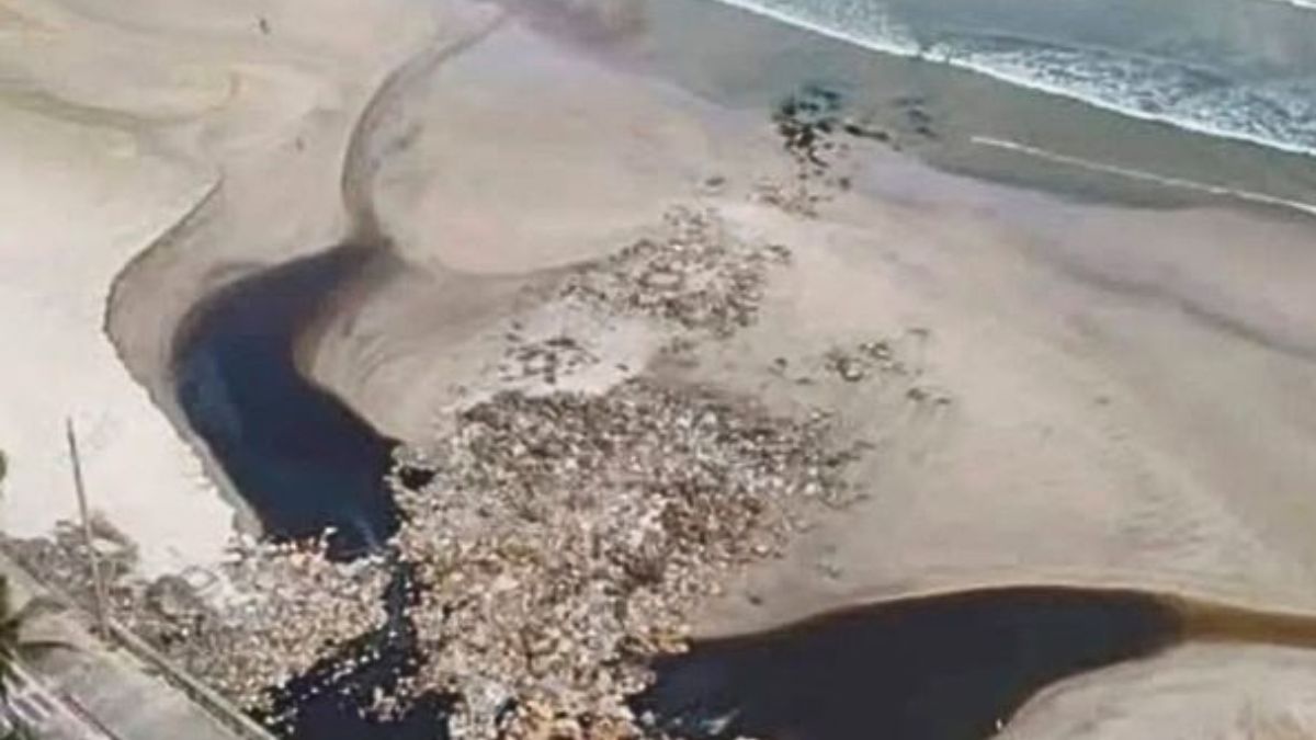Os moradores de Mongaguá notaram um odor anormal junto com uma mancha escura no mar