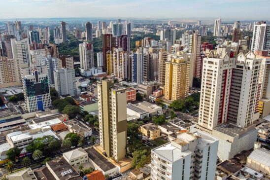 Maringá se destaca no cenário nacional por ruas arborizadas, limpeza urbana eficiente e planejamento voltado ao bem-estar
