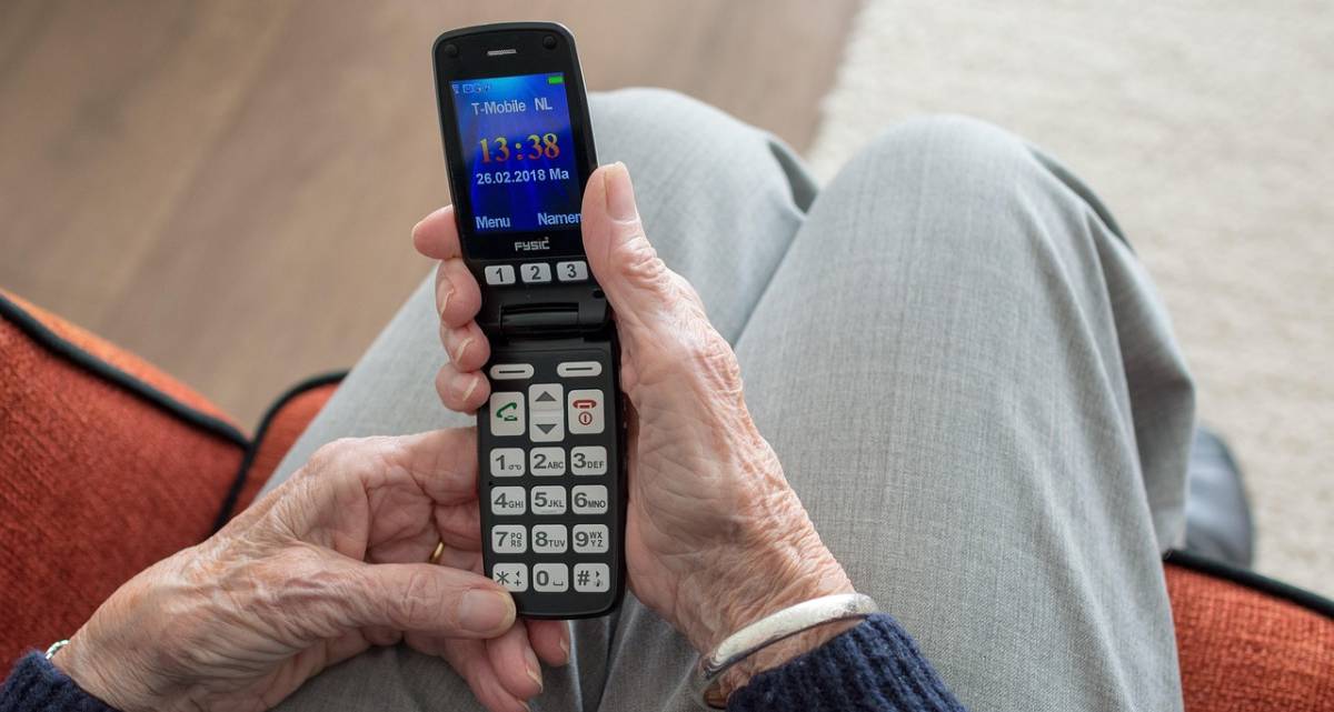 Idosos têm muita dificuldade para comprar ou ganhar um celular novo