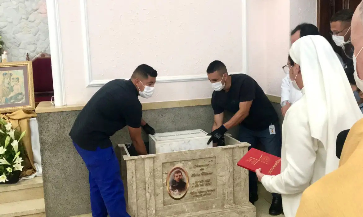 O memorial em São José dos Campos, onde repousam seus restos mortais / Reprodução