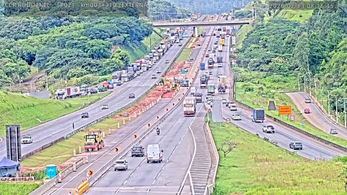 Rodovias como a Anchieta estão registrando trânsito intenso na manhã desta sexta-feira