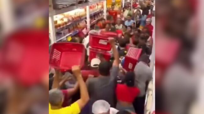 Multidão se aglomerou para aproveitar uma promoção de miojo por R$ 0,01