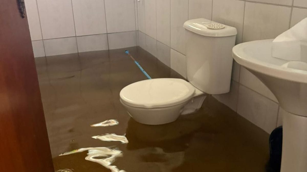 Equipes da Defesa Civil e do Corpo de Bombeiros atuaram desde o início da manhã na remoção de moradores com o auxílio de botes e veículos. /Divulgação/PMI
