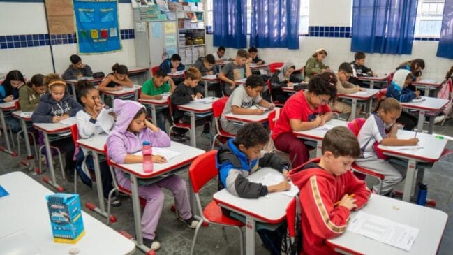A continuidade da suspensão das aulas na sexta-feira (27) dependerá da evolução do clima
