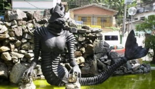 O monstro soltava gritos estranhos e possuía uma aparência aterrorizante: corpo coberto de pelos, focinho com bigodes e pés em formato de barbatanas