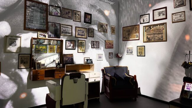 Essa relação ganhou destaque nas duas temporadas da exposição imersiva "Uma Homenagem ao Rei Pelé"