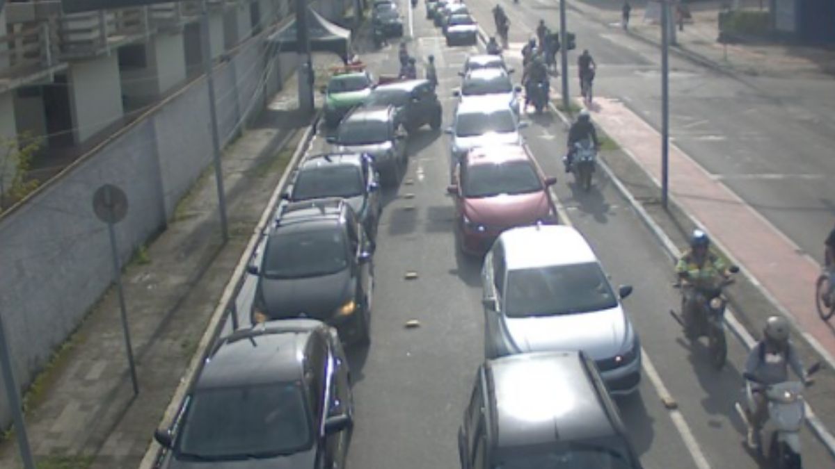 Já no sistema Santos Guarujá, os motoristas enfrentam 15 minutos de espera no sentido Santos e até 35 minutos no sentido Guarujá