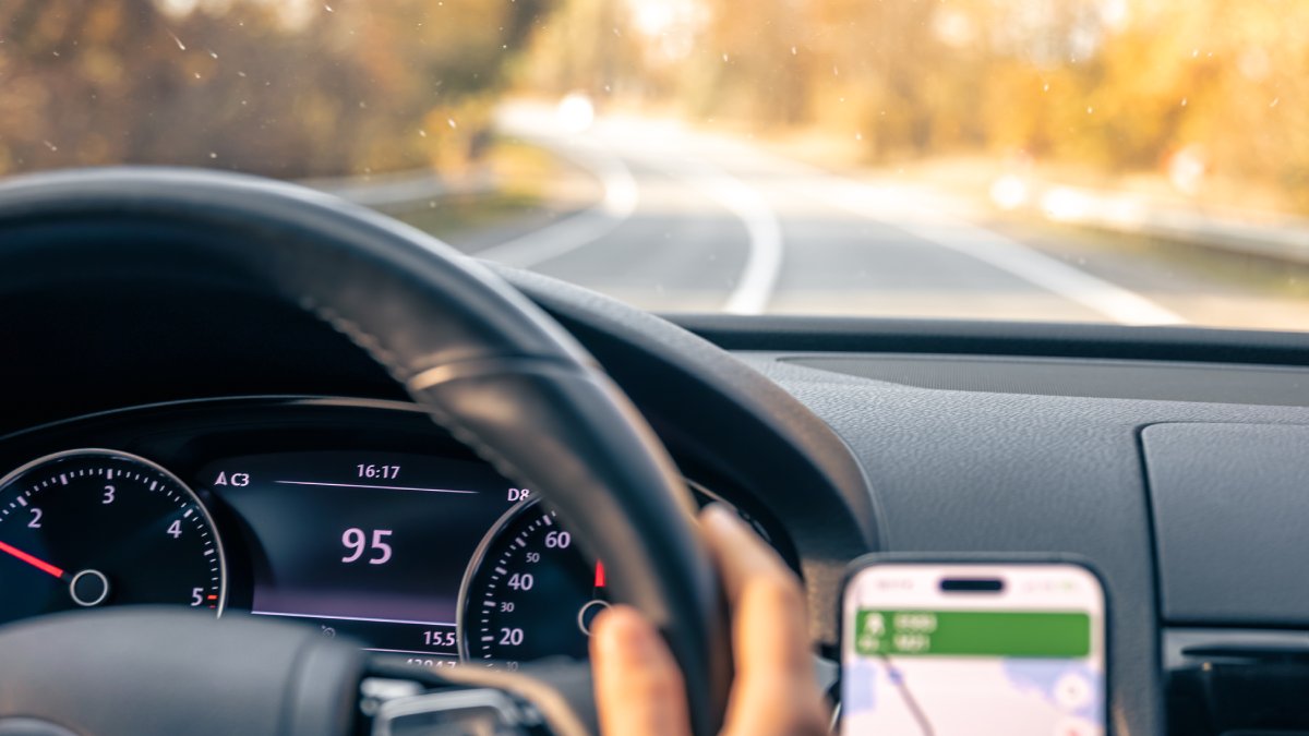 De acordo com o relator, o objetivo é evitar que condutores sejam direcionados por engano a locais dominados por facções criminosas ou milícias