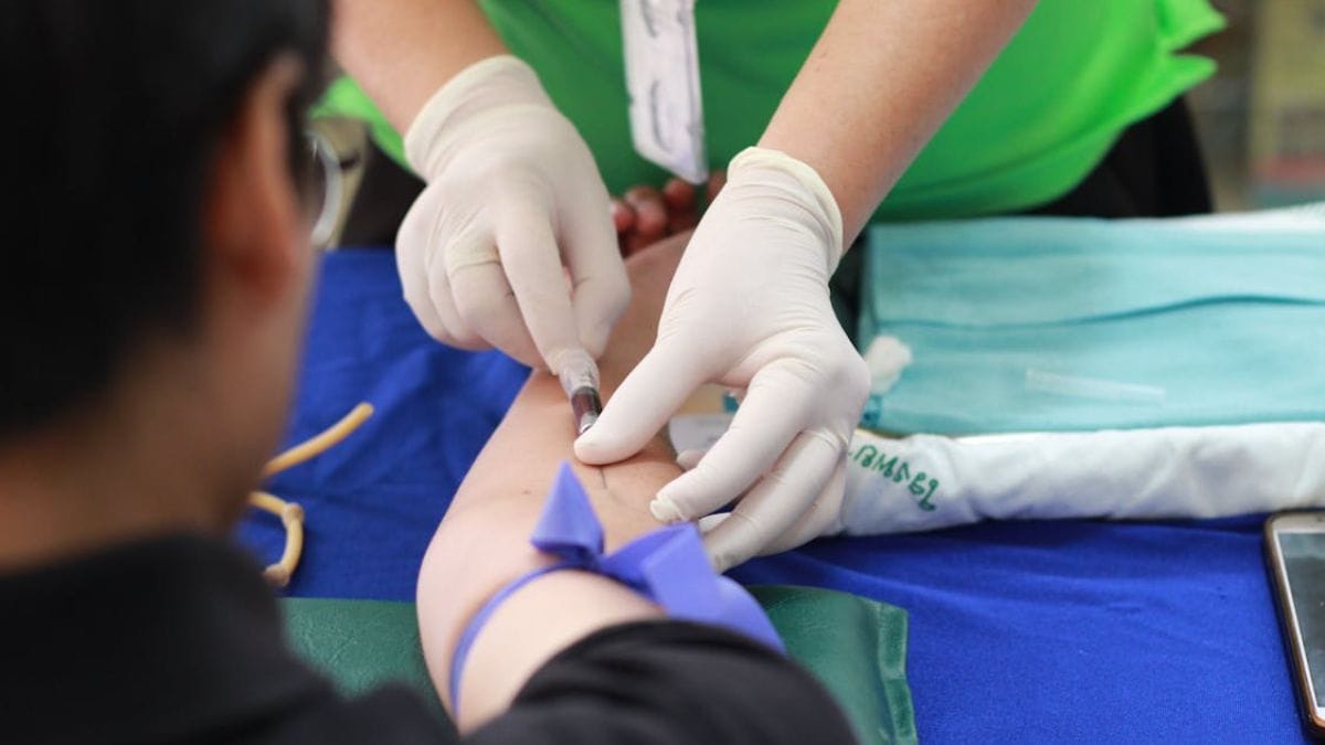 Mesmo que o tratamento possa ser feito com medicamentos comuns para os sintomas, em situações mais severas, pode ser necessária a internação do paciente (Pranidchakan Boonrom/Pexels)