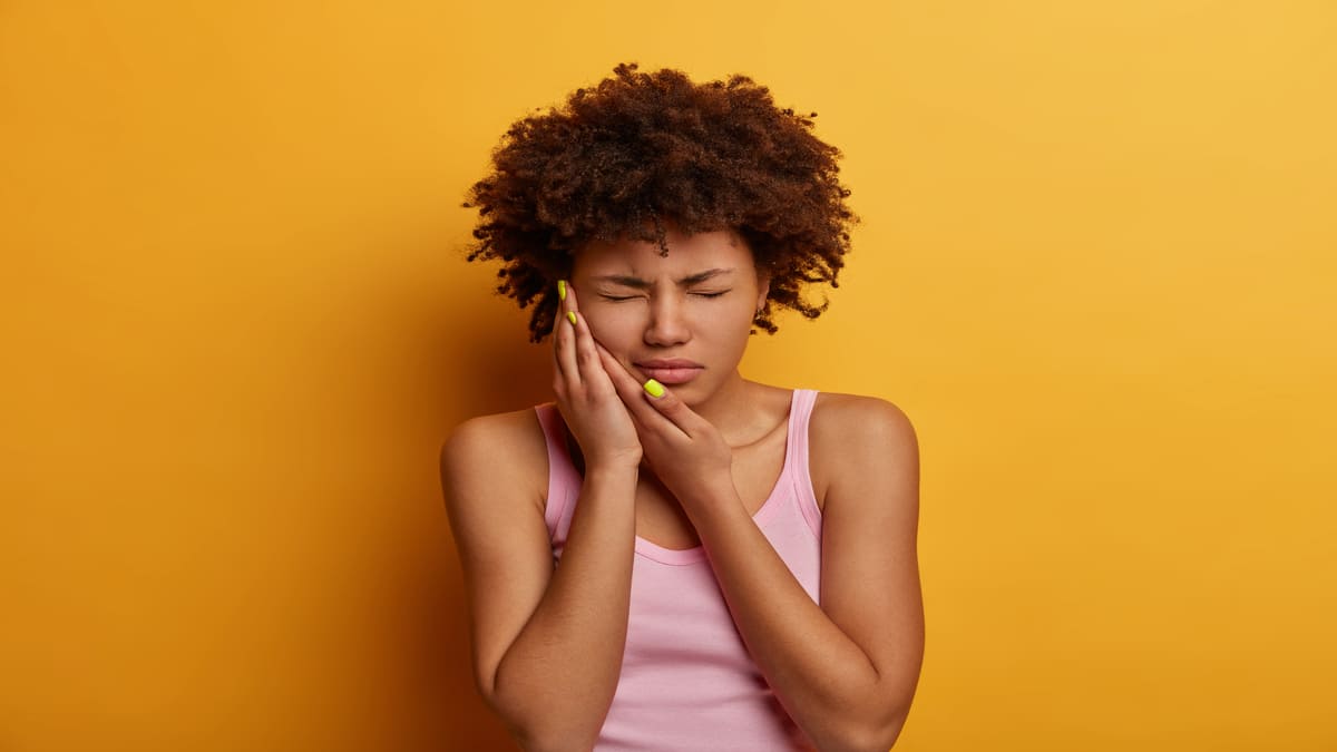 Nada interrompe mais o sono ou o trabalho do que uma dor de dente pulsante