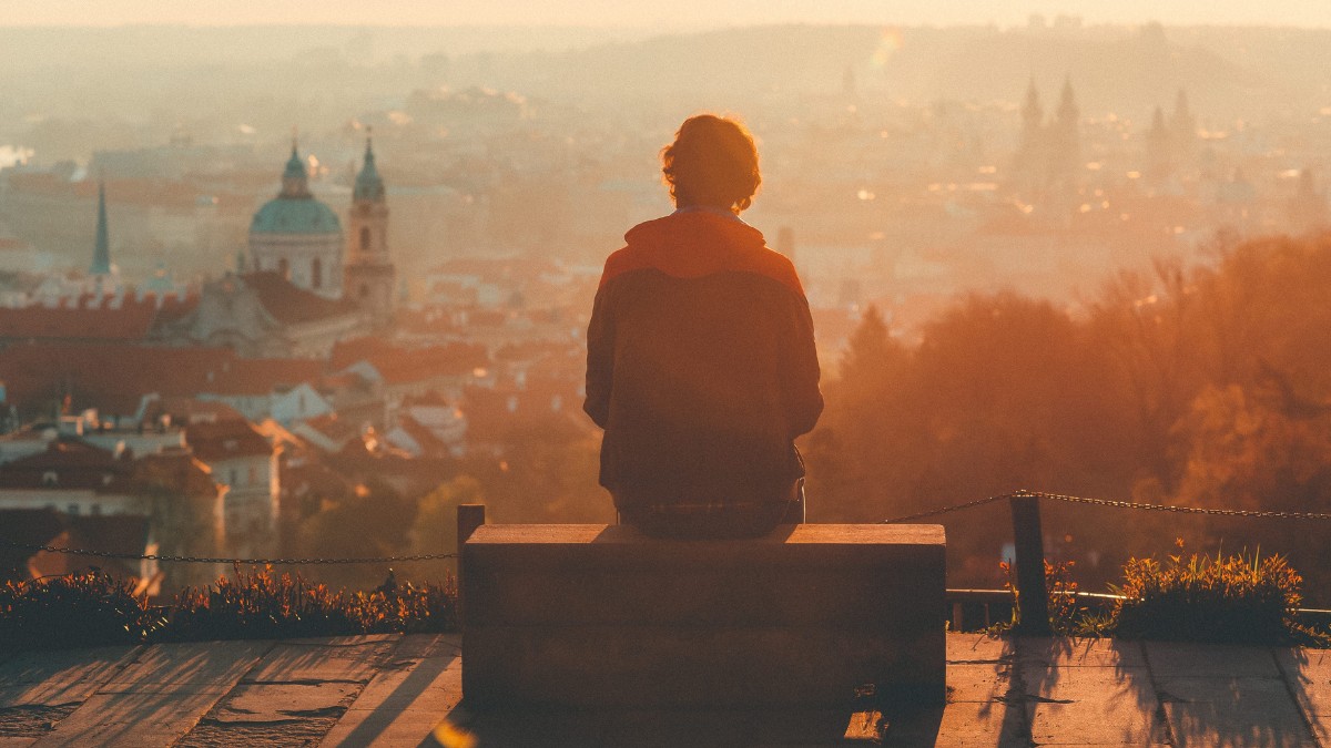 Estar só não é estar vazio, mas criar espaço para se escutar / Pixabay