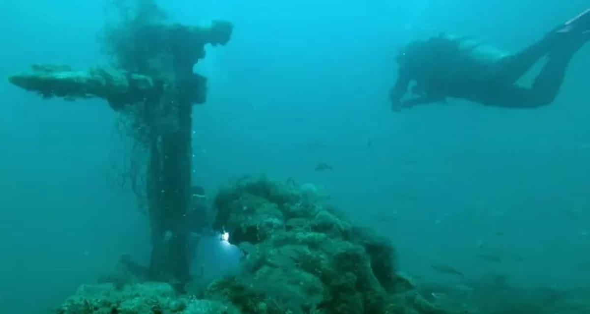 A descoberta ocorreu após uma série de mergulhos técnicos entre Peruíbe e Iguape, onde foi possível constatar que a embarcação está partida ao meio