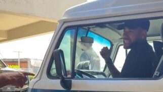 Neymar Jr. atraiu olhares no Centro de Treinamentos do Santos com sua Kombi corujinha