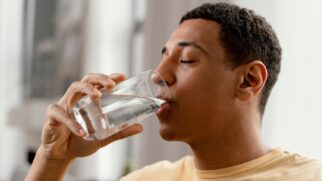 Saiba por que a ciência questiona a regra dos 2 litros de água e como seu corpo avisa a hora certa de beber