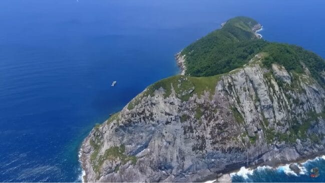 Ilha da Queimada Grande, formação rochosa isolada no Atlântico que se tornou sinônimo de perigo e fascínio científico