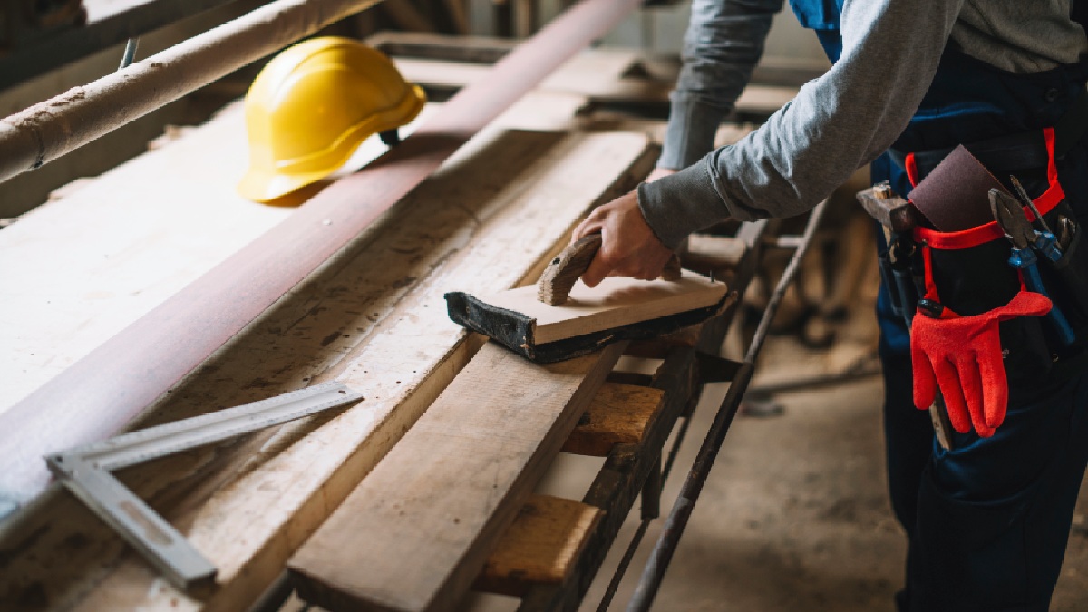 Niamh e Brandon Coop mostram em detalhes a reforma que transformou um espaço industrial em um lar aconchegante com cinco quartos, sauna e sala de jogos