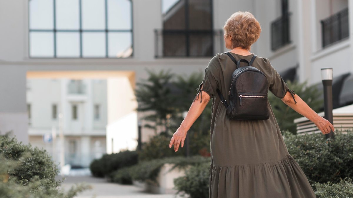 Com mente lúcida e vida social ativa, a belga demonstra como o movimento constante e o convívio social preservam a saúde ao longo das décadas