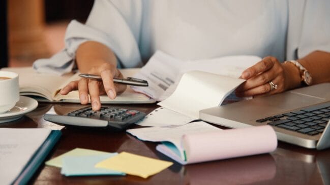 Estados oferecem programas com descontos expressivos, mas planejamento financeiro ainda é a melhor forma de evitar prejuízos