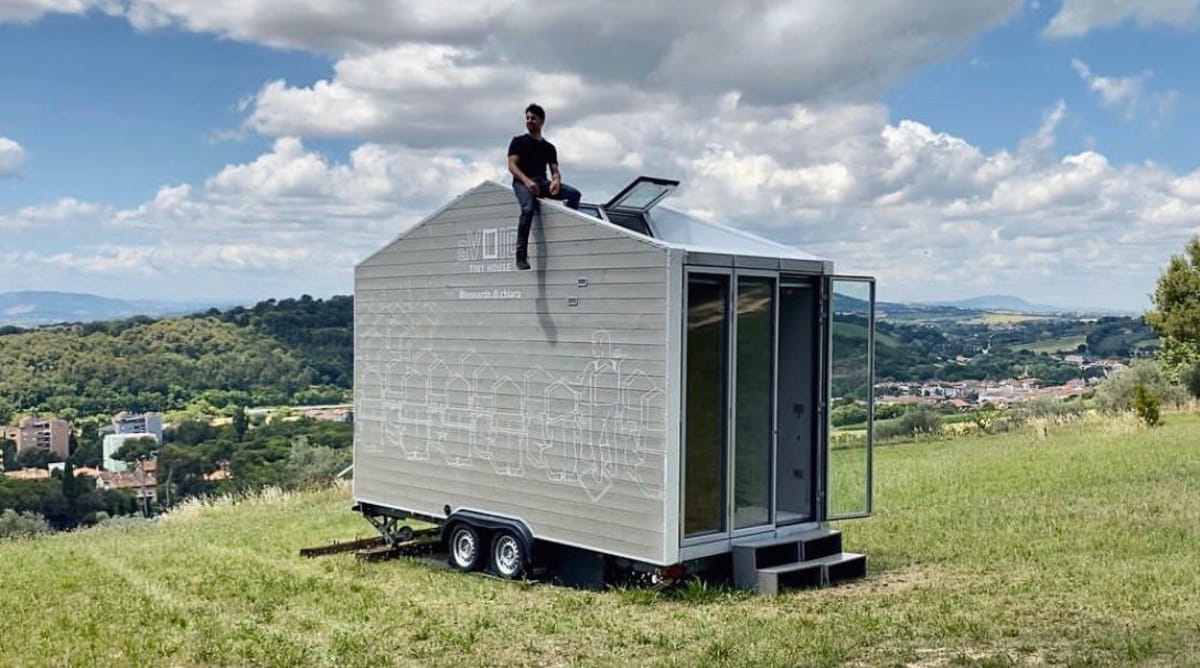 Construída pelo próprio arquiteto em madeira natural, a casa utiliza um sistema modular inteligente
