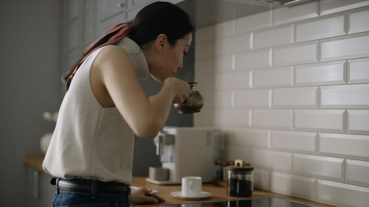 Despejar água fervente direto no pó pode comprometer aroma e textura do café instantâneo / Pexels