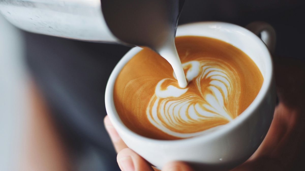 A técnica favorece uma mistura mais homogênea e um sabor mais equilibrado na xícara / Pexels