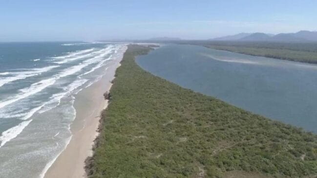 O oceano está prestes a romper a restinga, 'partindo' a Ilha do Cardoso ao meio e isolando um trecho de 6 quilômetros
