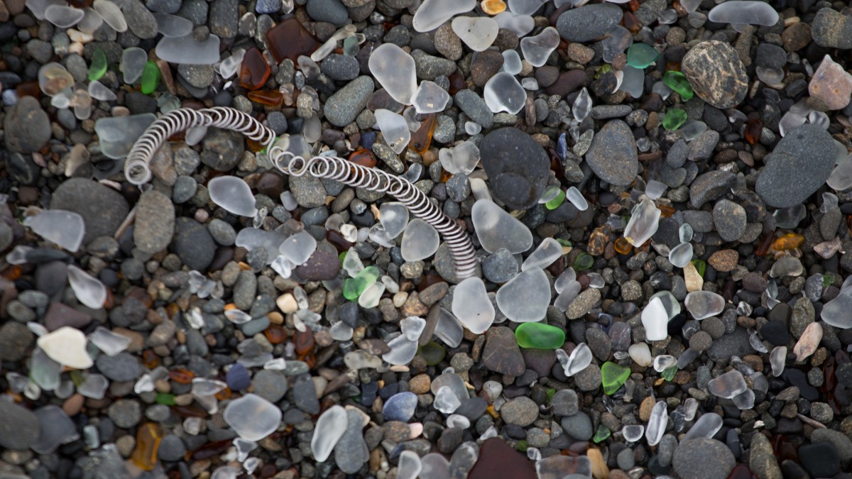 O local ficou mundialmente conhecido como Glass Beach por causa do vidro polido acumulado / Fritzcat/Wikimedia Commons