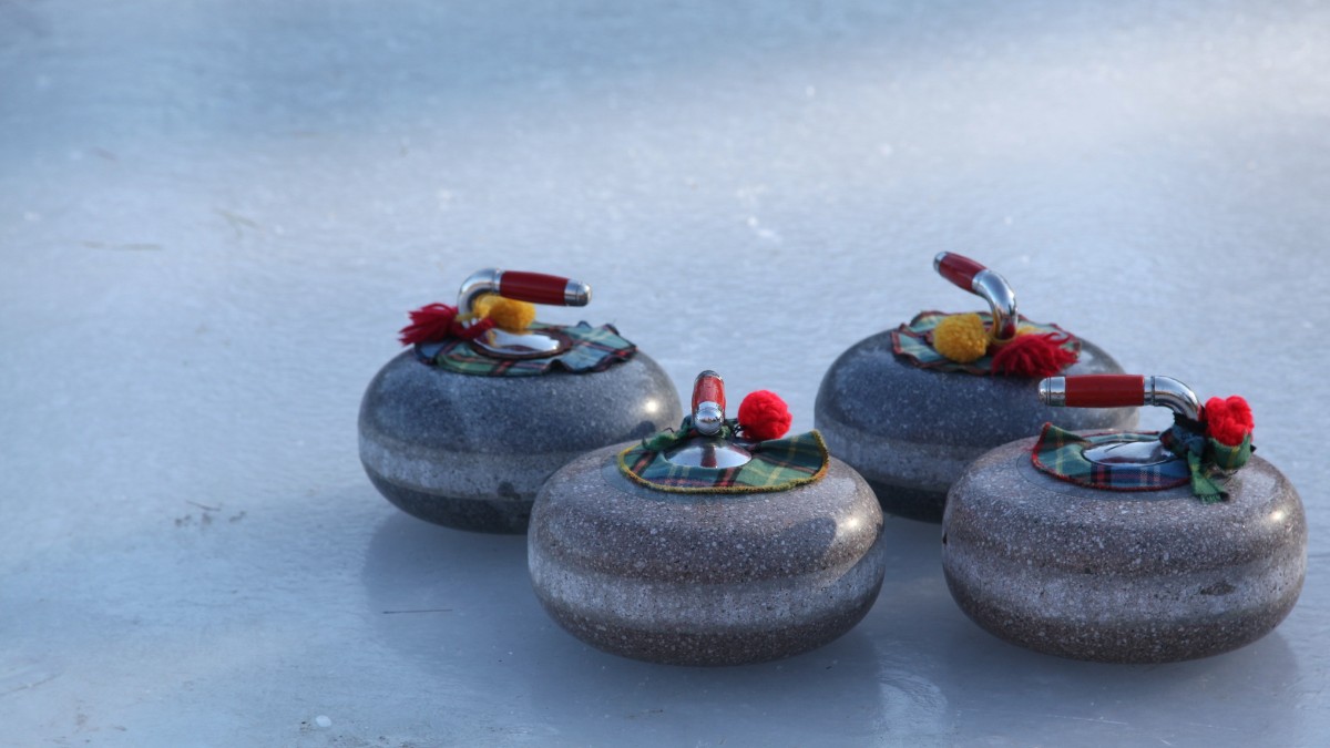 O granito raro extraído de Ailsa Craig é usado na fabricação das tradicionais pedras de curling / Pixabay