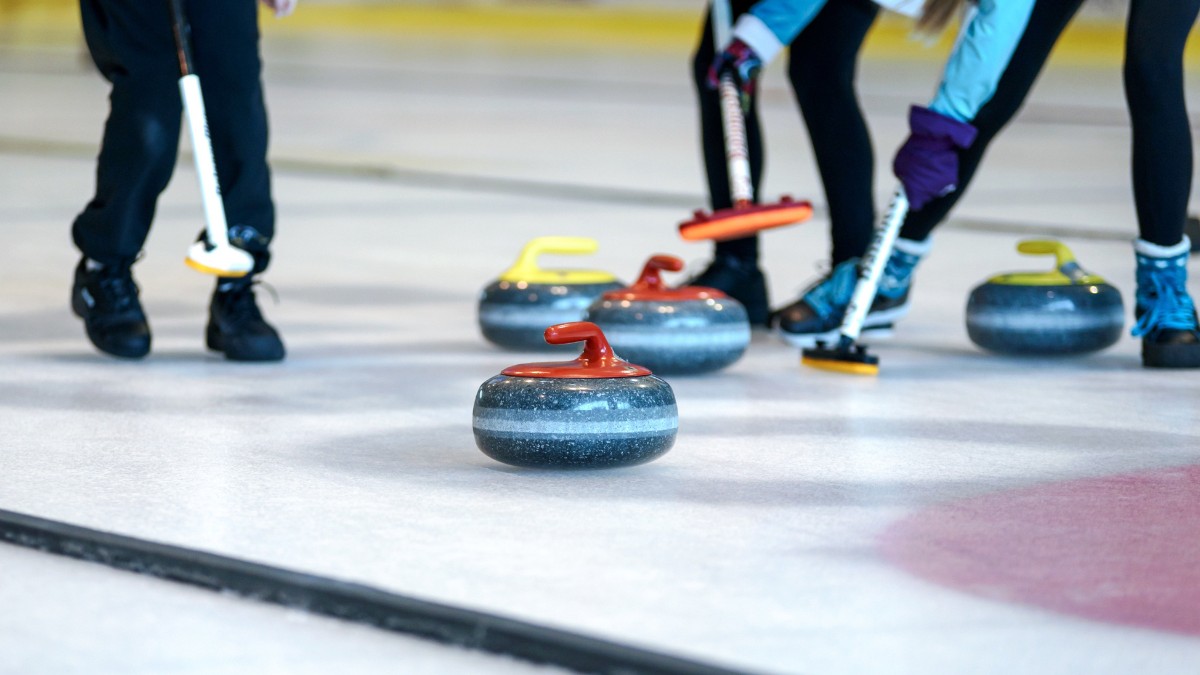 O granito da Ailsa Craig possui densidade uniforme e baixíssima absorção de água, características ideais para suportar o gelo intenso das partidas de curling / Pixabay