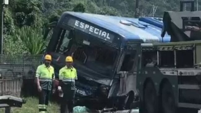 Acidente com ônibus aconteceu próximo ao pedágio do Humaitá, em São Vicente