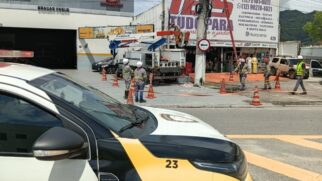 Agentes de trânsito são acionados para reiniciar o sistema e restabelecer o funcionamento