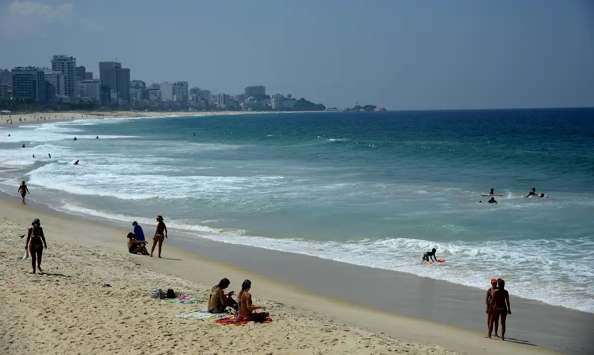 Mas a tendência é que o calor volte forte neste domingo em várias praias do litoral e do Brasil / Agência Brasil