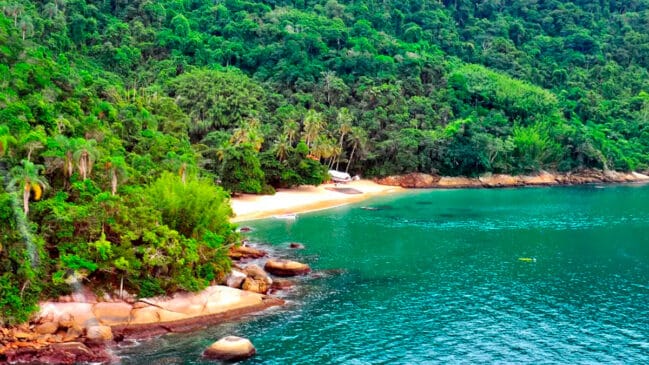 Única representante do Sudeste na lista das praias mais limpas do Brasil, Lopes Mendes está localizada em Ilha Grande, no litoral sul do Rio de Janeiro.