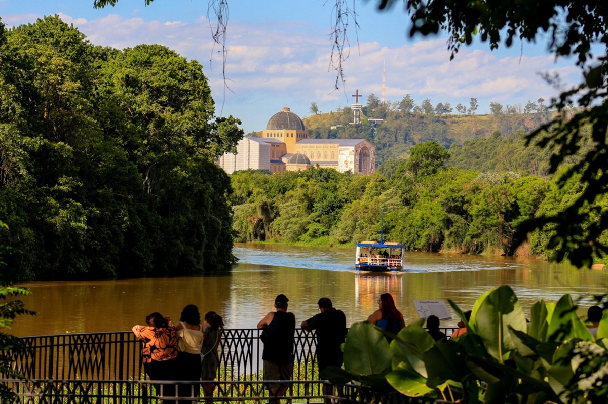 Parque Três Pescadores recria cenário histórico e convida visitantes a reviver o milagre da pesca em Aparecida (Divulgação)