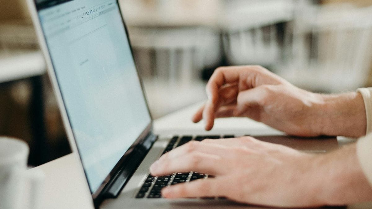 Envio exige currículo atualizado com dados de contato corretos /Pexels