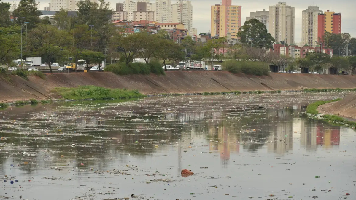 Em regiões altamente industrializadas, a exposição contínua a toxinas cria uma pressão seletiva intensa